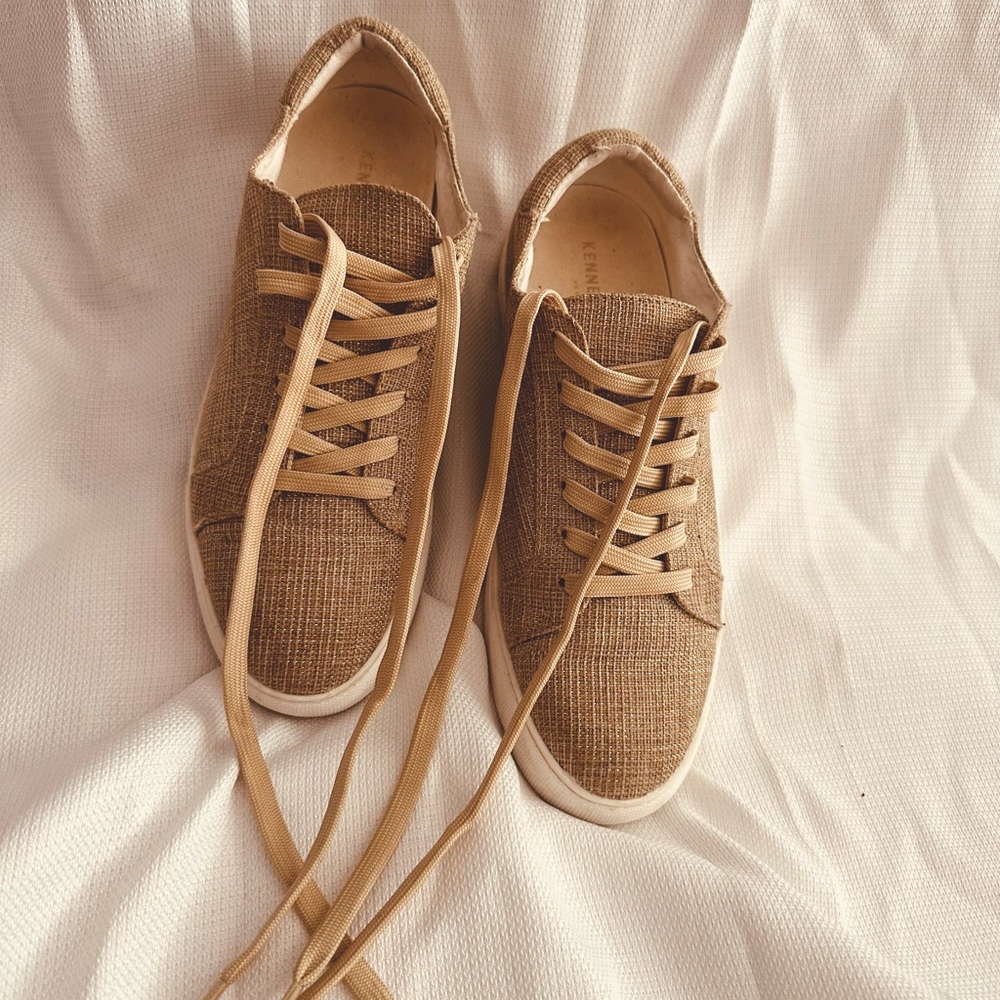 KENNETH COLE TENNIS SHIES FOR WOMAN SIZE 7.5M  used in good condition